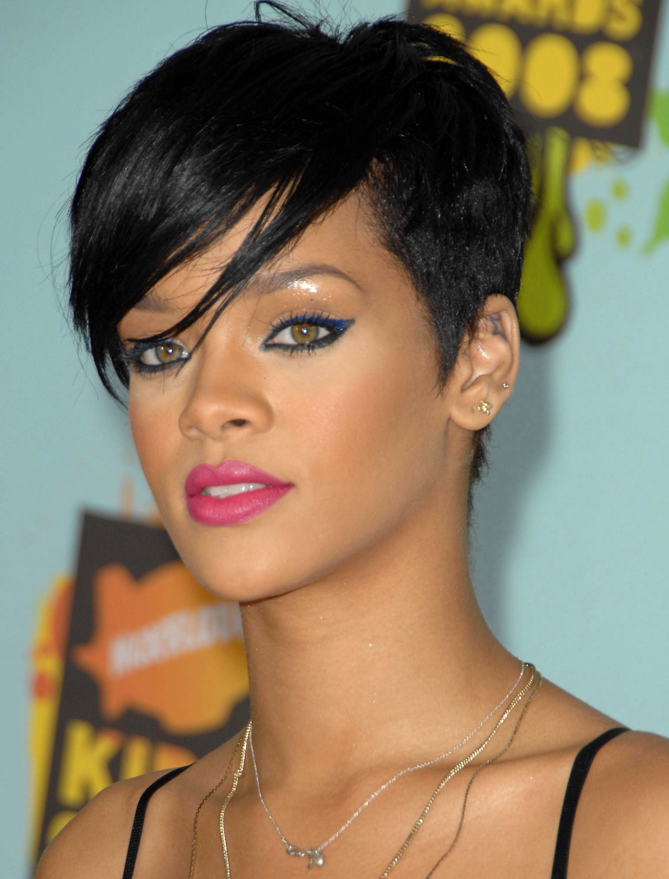 Rihanna showing off her new hair style at E baldi Italian restaurant - Art  Becomes You