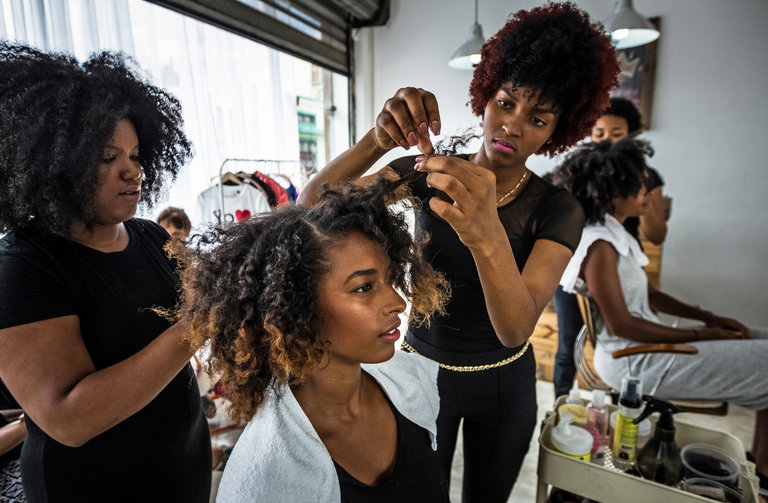 afro hair stylist